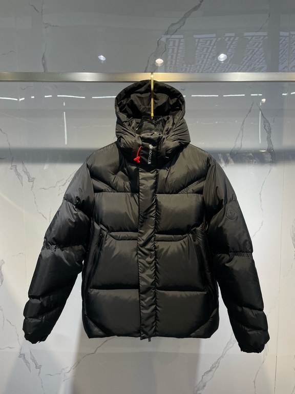 920    Monk's the Black Warrior series 3 generation!    2023 newest down jacket ~ official website synchronization on the new ~ made of polyester fabric, hooded down jacket, has a slim fit and sharp geometric quilting de