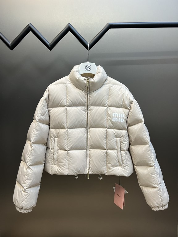 p615 miuniu letter print bread diamond plaid short down jacketThese years the fashion world is very popular this down jacket, rich in three-dimensional, this simple design no matter what hairstyle is suitable for, casual