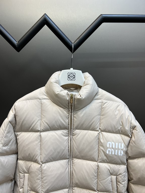 p615 miuniu letter print bread diamond plaid short down jacketThese years the fashion world is very popular this down jacket, rich in three-dimensional, this simple design no matter what hairstyle is suitable for, casual