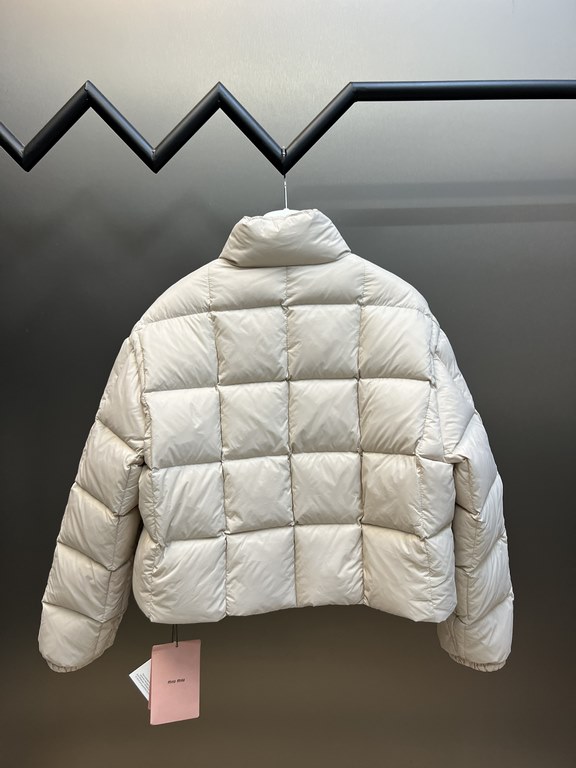 p615 miuniu letter print bread diamond plaid short down jacketThese years the fashion world is very popular this down jacket, rich in three-dimensional, this simple design no matter what hairstyle is suitable for, casual