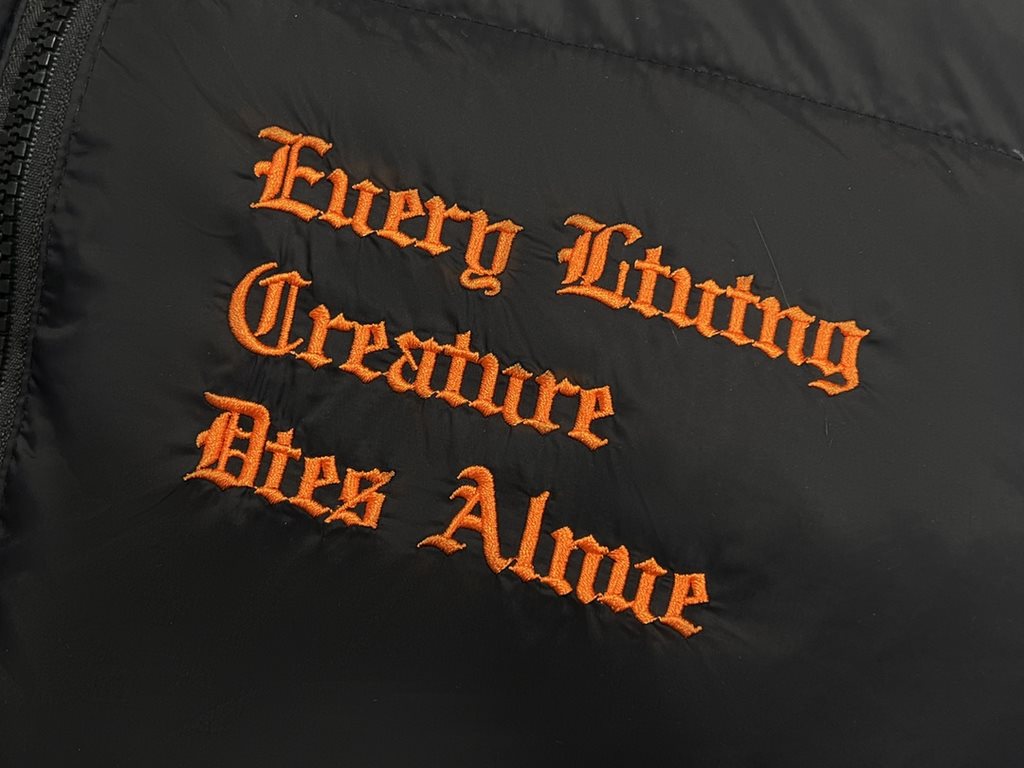 430 Vlone Classic Big V Logo Black and Orange Embroidered Down JacketImported 45D cotton memory matte fabric, feel comfortable and smooth, wear better, the new national standard 80 zero white duck down, 350 grams of down