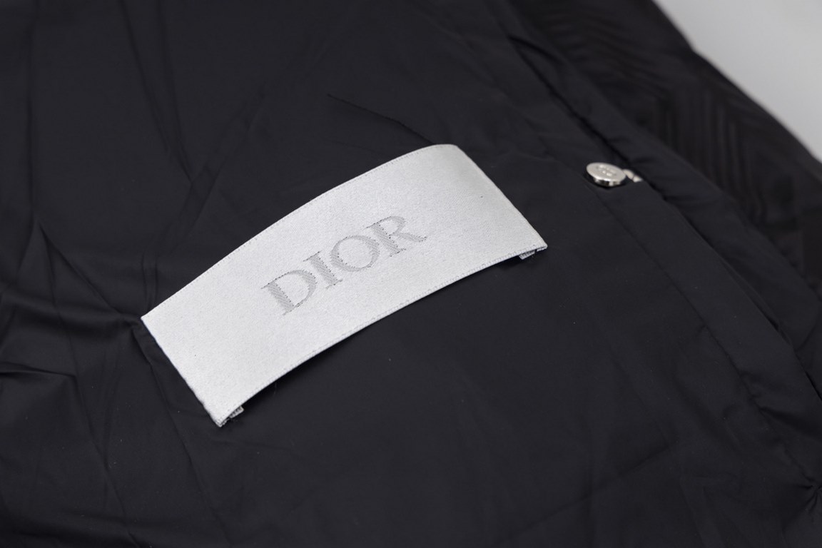 P650Top versionDior   Dior 23ss winter new full print CD dark flower logo down jacketWinter new runway style, the official website synchronization! Men's and women's modelsThen this one down jacket full of mainstream des