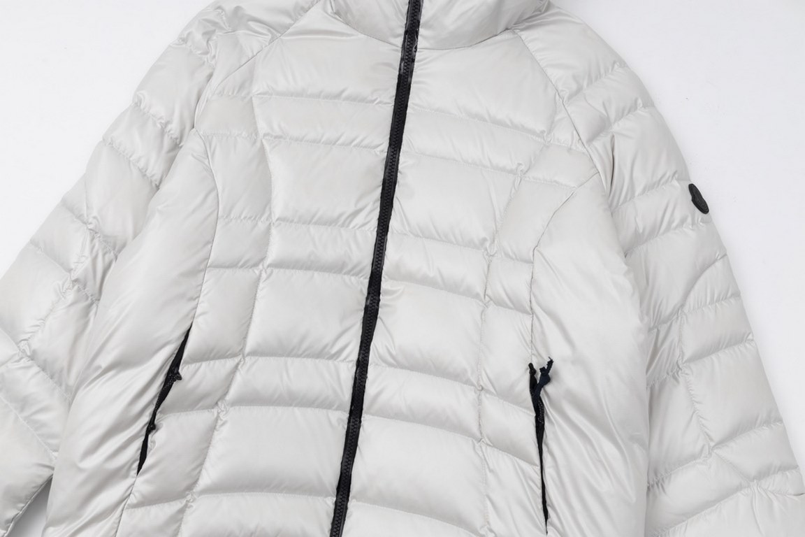 605Model number E76Moncler   Moncler 23SS winter hooded down jacket!This counter listing is a steal, the short section is the most sought-after models, this is definitely the king of down jacket, to meet all the fantasie