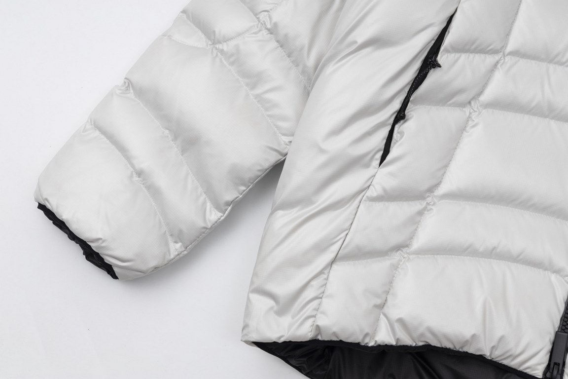 605Model number E76Moncler   Moncler 23SS winter hooded down jacket!This counter listing is a steal, the short section is the most sought-after models, this is definitely the king of down jacket, to meet all the fantasie