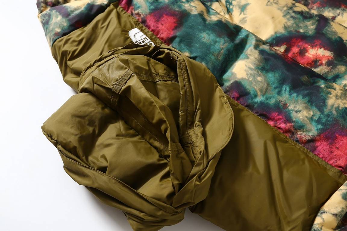 S35#P445 White background imageThe North Face 1996 Collection Retro Nupts Ice-dyed green Stowable and warm Retro print 700 puffy hooded down jacketTote bag    20Size S M L XLLength 64 66 68 70Bust 119 123 127 131Shoulder