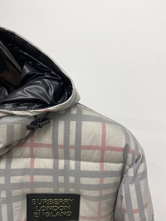 635 Burberry's newest men's lightweight down jacket is made of soft and cozy fabric. The shape of the jacket is superb. Zipper. Accessories are customer supply, imported fabrics, lightweight and comfortable, warm and sty