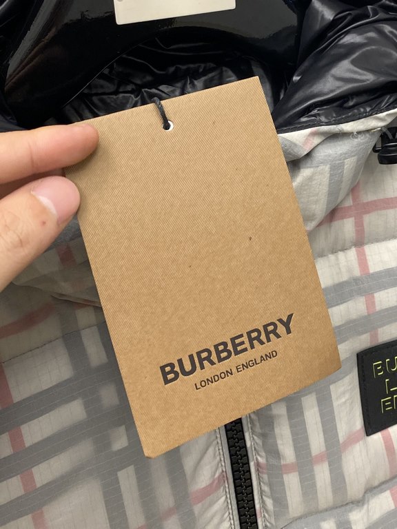 635 Burberry's newest men's lightweight down jacket is made of soft and cozy fabric. The shape of the jacket is superb. Zipper. Accessories are customer supply, imported fabrics, lightweight and comfortable, warm and sty