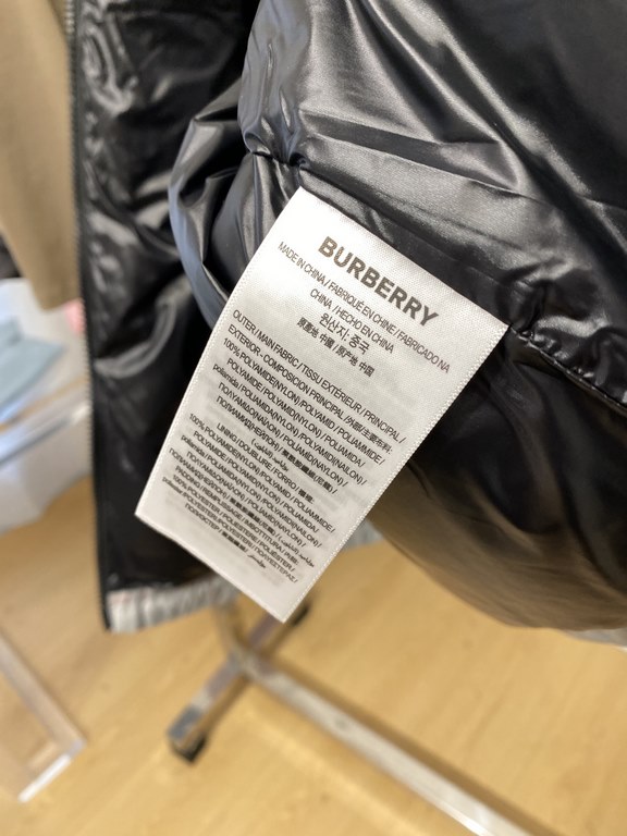 635 Burberry's newest men's lightweight down jacket is made of soft and cozy fabric. The shape of the jacket is superb. Zipper. Accessories are customer supply, imported fabrics, lightweight and comfortable, warm and sty