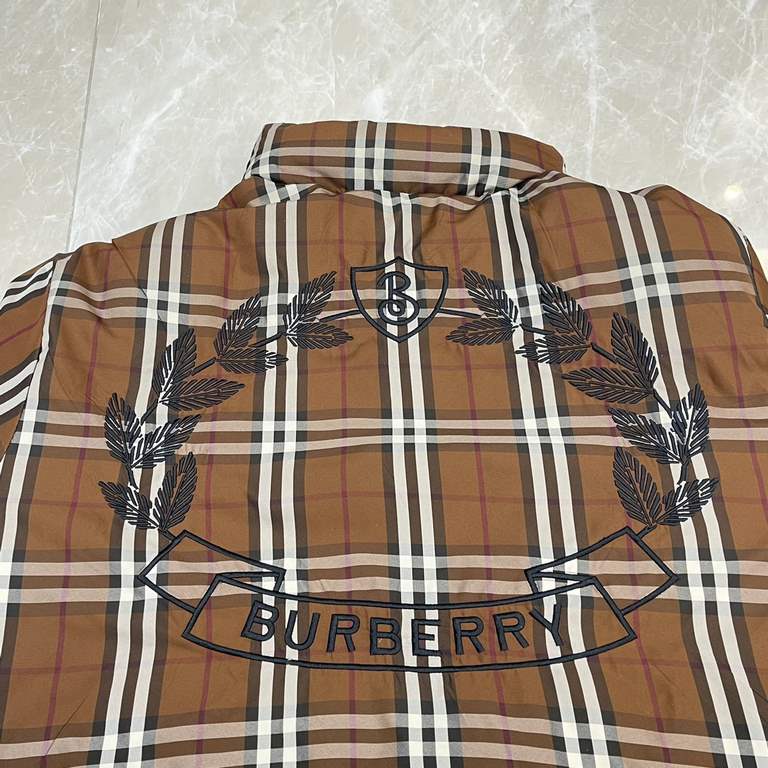 P715BurberrBbr Burberry 23 fall and winter new war horse rider letters embroidered classic plaid printed stand-up collar long sleeve goose down down jacket zipper jacketSize：SMLXLOriginal imported memory silk fabric text