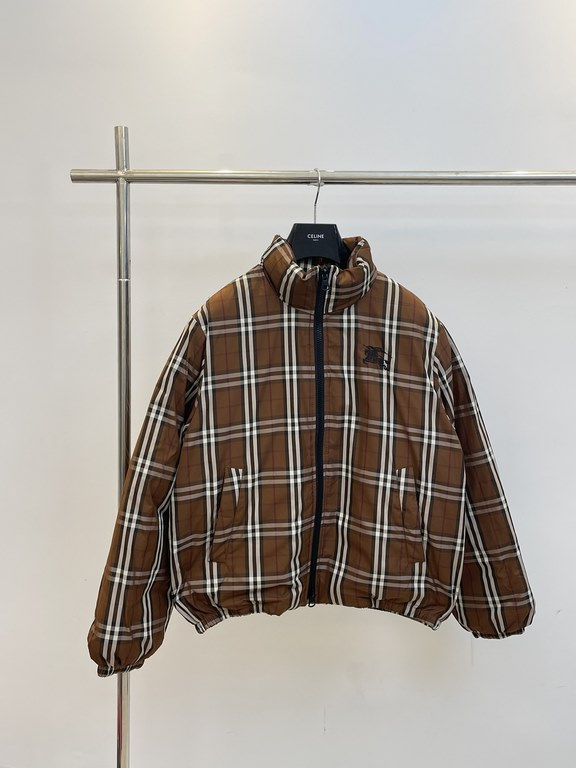 P715BurberrBbr Burberry 23 fall and winter new war horse rider letters embroidered classic plaid printed stand-up collar long sleeve goose down down jacket zipper jacketSize：SMLXLOriginal imported memory silk fabric text