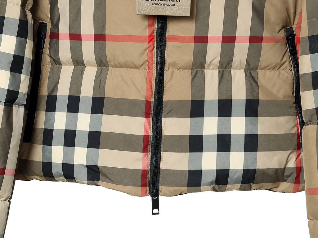 595 Burberry Fw23 Classic Plaid Zipper Logo Short Down Jacket Women's Must-have Good style On the body quack mess killColor PlaidSize S M LSize ChartLength Bust Shoulder width Sleeve lengthS： 59 116 50 77M： 60 120 51 78.