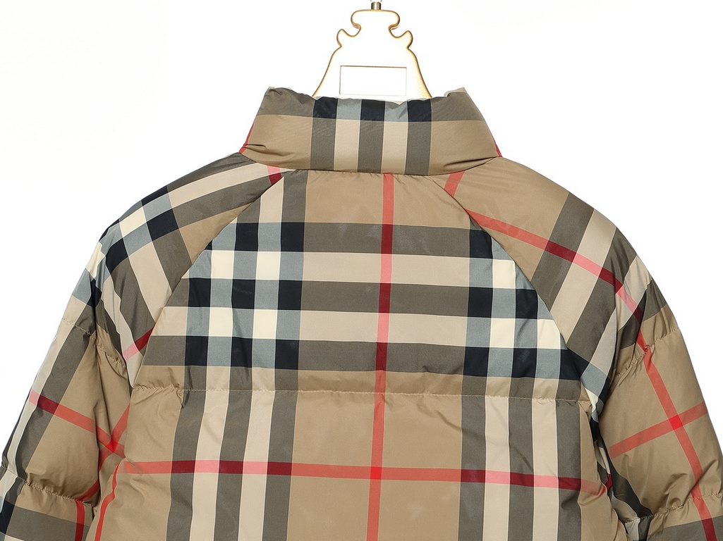 595 Burberry Fw23 Classic Plaid Zipper Logo Short Down Jacket Women's Must-have Good style On the body quack mess killColor PlaidSize S M LSize ChartLength Bust Shoulder width Sleeve lengthS： 59 116 50 77M： 60 120 51 78.