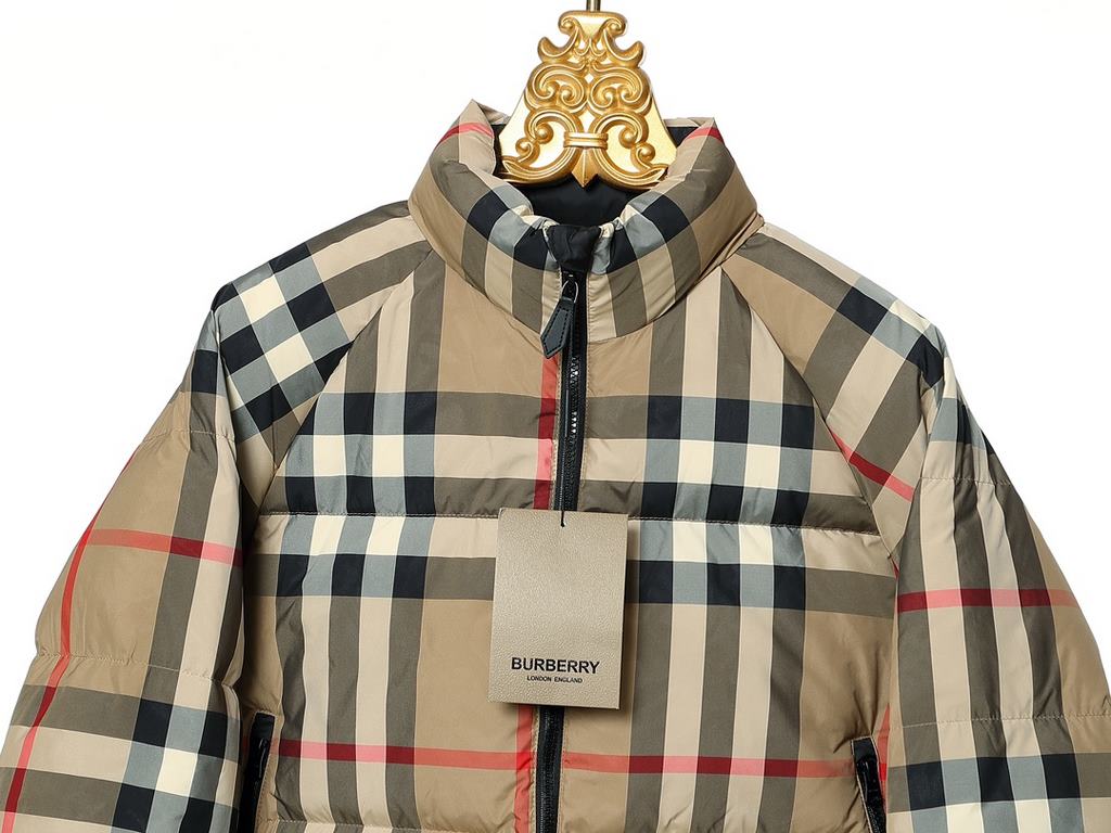 595 Burberry Fw23 Classic Plaid Zipper Logo Short Down Jacket Women's Must-have Good style On the body quack mess killColor PlaidSize S M LSize ChartLength Bust Shoulder width Sleeve lengthS： 59 116 50 77M： 60 120 51 78.