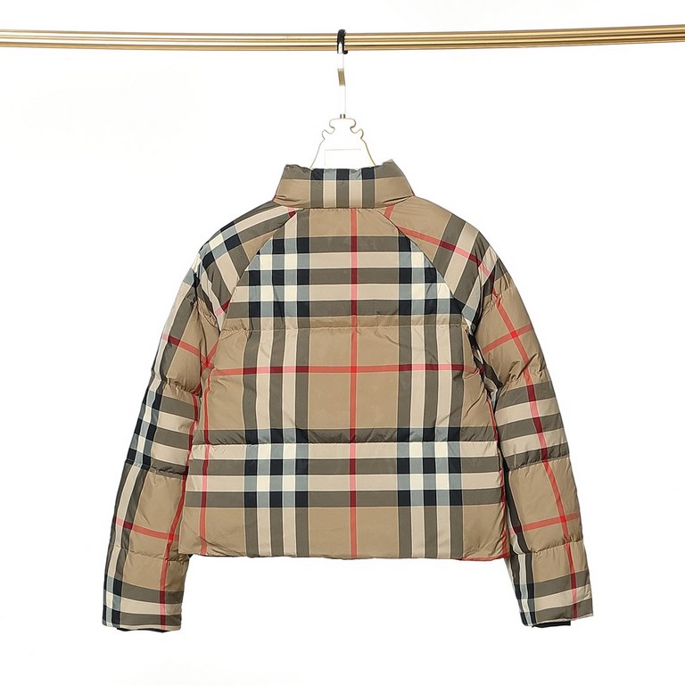 595 Burberry Fw23 Classic Plaid Zipper Logo Short Down Jacket Women's Must-have Good style On the body quack mess killColor PlaidSize S M LSize ChartLength Bust Shoulder width Sleeve lengthS： 59 116 50 77M： 60 120 51 78.