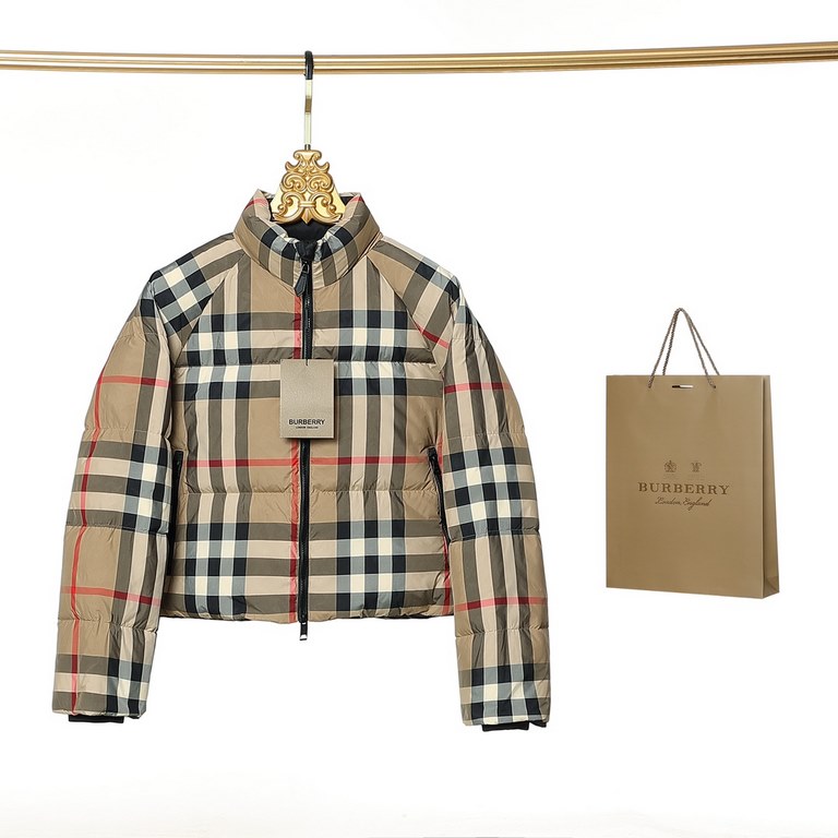 595 Burberry Fw23 Classic Plaid Zipper Logo Short Down Jacket Women's Must-have Good style On the body quack mess killColor PlaidSize S M LSize ChartLength Bust Shoulder width Sleeve lengthS： 59 116 50 77M： 60 120 51 78.