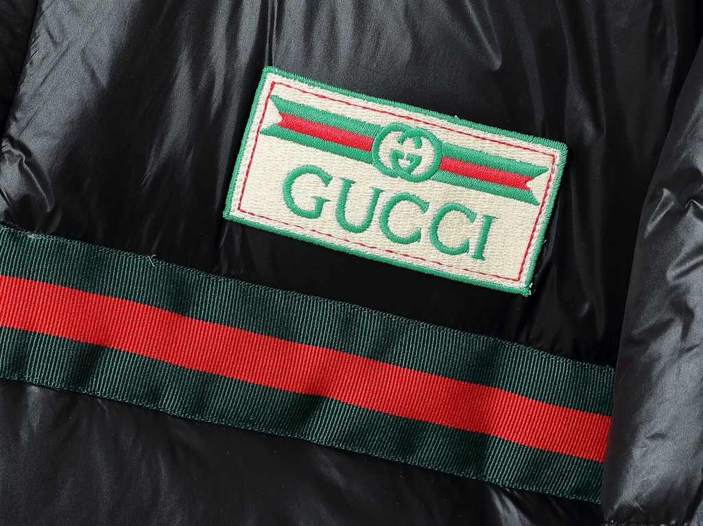 585 Gucci GUCCI Fw23 Official Website Limited Logo Red and Green Webbing Logo Stand Collar High-End Premium Down JacketThe new national standard 80 down can be detected top original]Bosideng teacher personally manipulate