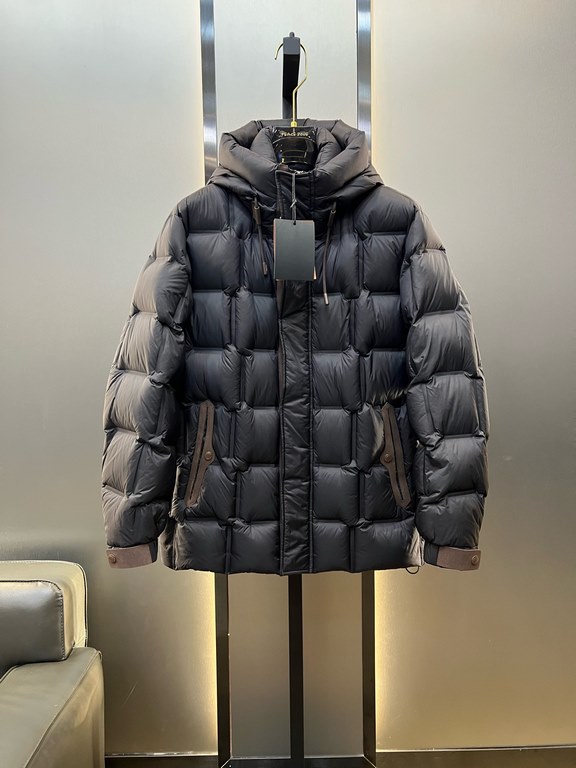 900.zegn Jeni 23 new casual and versatile knitted patchwork sleeve down jacket, this down jacket is made of innovative recycled nylon fabric, 35% Tencel plus 55% nylon fabric, quite a novel feature. With 90% white duck d