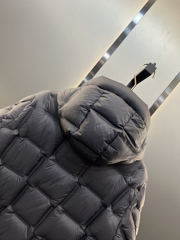 900.zegn Jeni 23 new casual and versatile knitted patchwork sleeve down jacket, this down jacket is made of innovative recycled nylon fabric, 35% Tencel plus 55% nylon fabric, quite a novel feature. With 90% white duck d