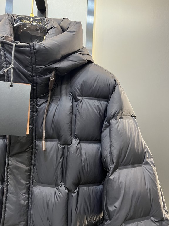 900.zegn Jeni 23 new casual and versatile knitted patchwork sleeve down jacket, this down jacket is made of innovative recycled nylon fabric, 35% Tencel plus 55% nylon fabric, quite a novel feature. With 90% white duck d