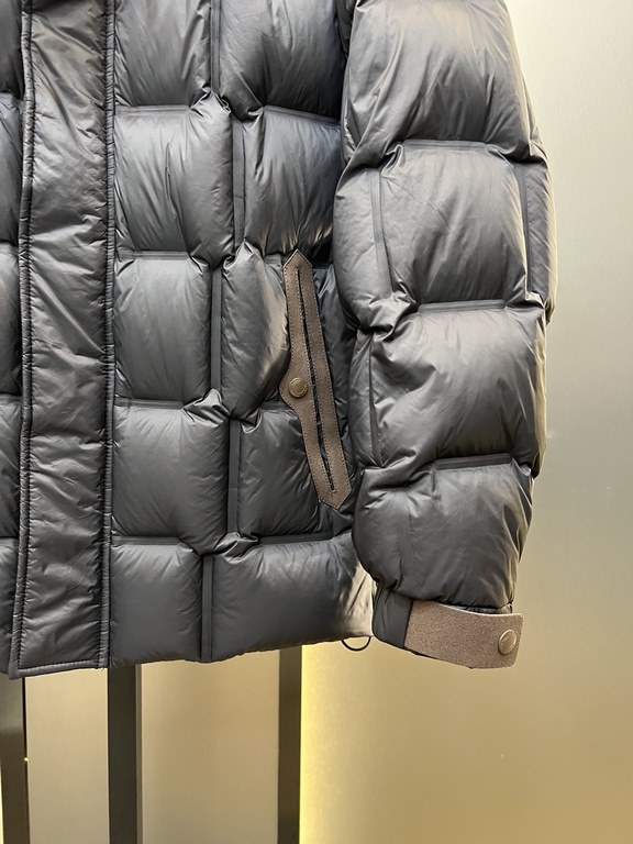 900.zegn Jeni 23 new casual and versatile knitted patchwork sleeve down jacket, this down jacket is made of innovative recycled nylon fabric, 35% Tencel plus 55% nylon fabric, quite a novel feature. With 90% white duck d