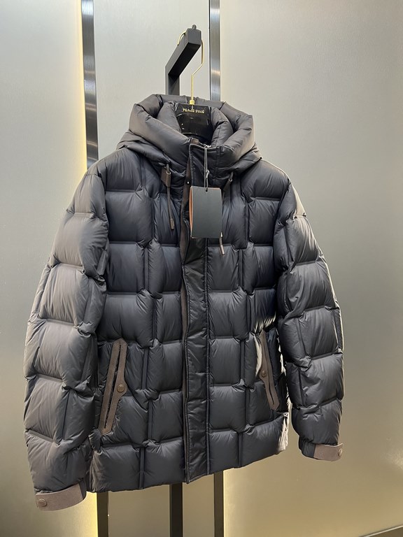 900.zegn Jeni 23 new casual and versatile knitted patchwork sleeve down jacket, this down jacket is made of innovative recycled nylon fabric, 35% Tencel plus 55% nylon fabric, quite a novel feature. With 90% white duck d