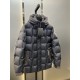 900.zegn Jeni 23 new casual and versatile knitted patchwork sleeve down jacket, this down jacket is made of innovative recycled nylon fabric, 35% Tencel plus 55% nylon fabric, quite a novel feature. With 90% white duck d