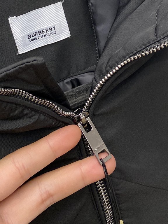 675 Burberry's newest men's lightweight down jacket is made of soft and cozy fabric. The shape of the jacket is superb. Zipper. Accessories are customer supply, imported fabrics, lightweight and comfortable, warm and sty