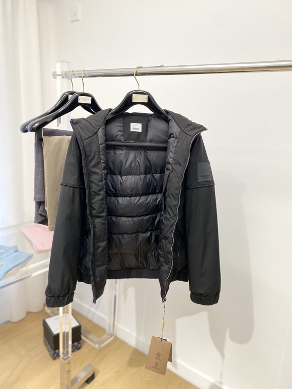 675 Burberry's newest men's lightweight down jacket is made of soft and cozy fabric. The shape of the jacket is superb. Zipper. Accessories are customer supply, imported fabrics, lightweight and comfortable, warm and sty