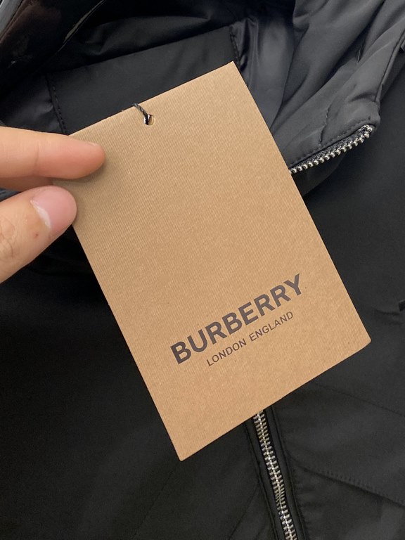 675 Burberry's newest men's lightweight down jacket is made of soft and cozy fabric. The shape of the jacket is superb. Zipper. Accessories are customer supply, imported fabrics, lightweight and comfortable, warm and sty