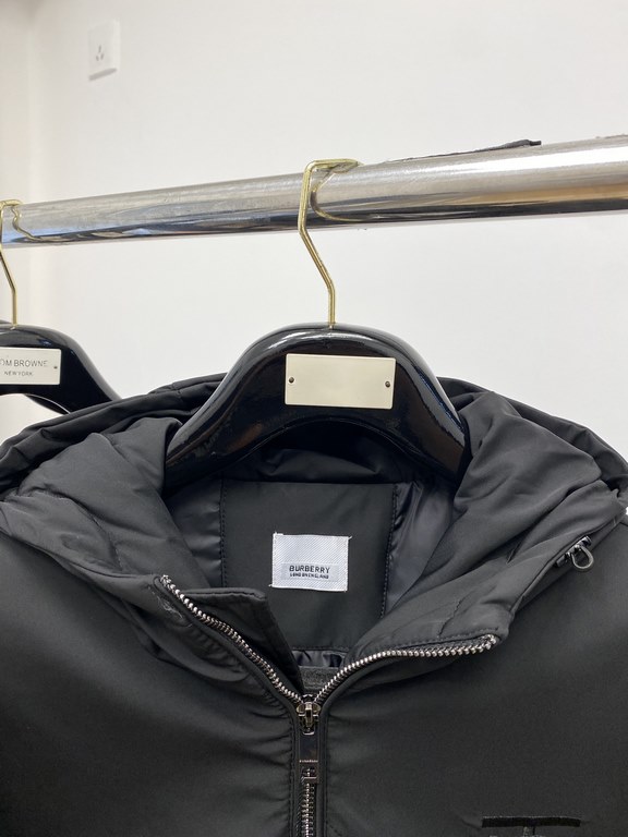 675 Burberry's newest men's lightweight down jacket is made of soft and cozy fabric. The shape of the jacket is superb. Zipper. Accessories are customer supply, imported fabrics, lightweight and comfortable, warm and sty