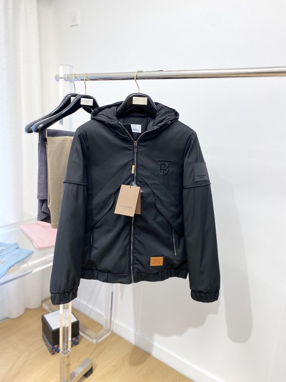 675 Burberry's newest men's lightweight down jacket is made of soft and cozy fabric. The shape of the jacket is superb. Zipper. Accessories are customer supply, imported fabrics, lightweight and comfortable, warm and sty