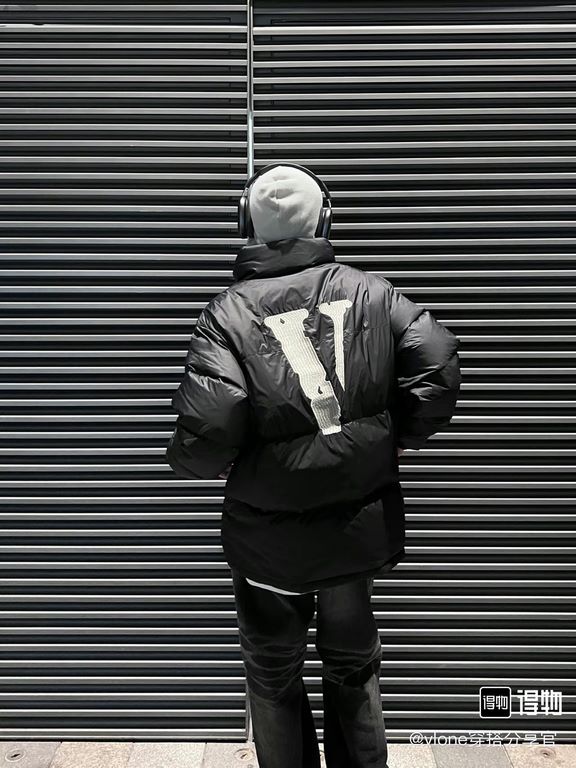 430 Vlone Classic Big V Logo Black and Silver Embroidered Down JacketImported 45D cotton memory matte fabric, feel comfortable and smooth, wear better, the new national standard 80 zero white duck down, 350 grams of down