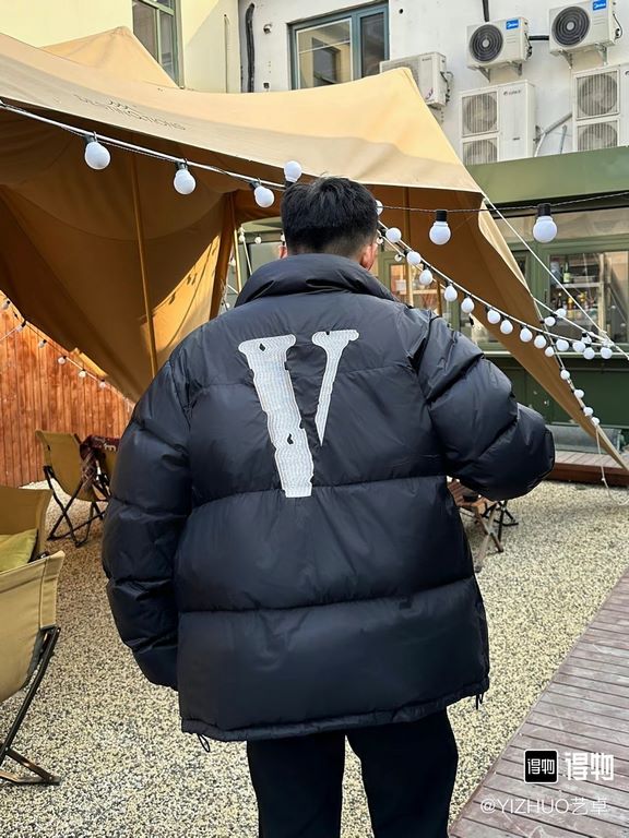 430 Vlone Classic Big V Logo Black and Silver Embroidered Down JacketImported 45D cotton memory matte fabric, feel comfortable and smooth, wear better, the new national standard 80 zero white duck down, 350 grams of down