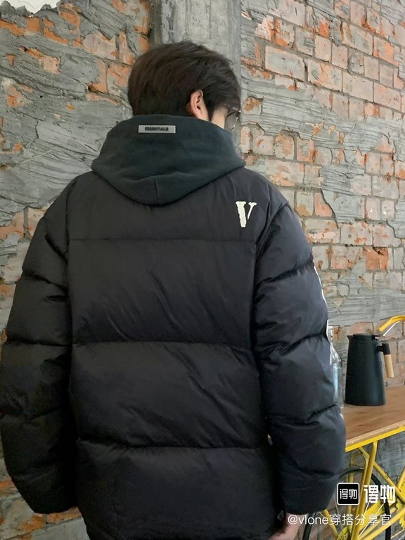 430 Vlone double arm black and silver gothic letters logo down jacketBlack is the color that will not go wrong in winter, black down jacket with silver embroidery embellishments, winter out cool and warm, long wear not t