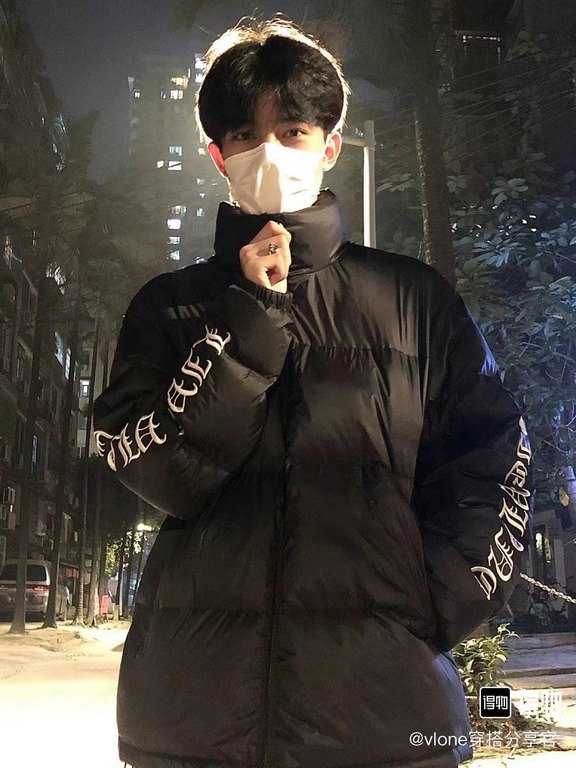 430 Vlone double arm black and silver gothic letters logo down jacketBlack is the color that will not go wrong in winter, black down jacket with silver embroidery embellishments, winter out cool and warm, long wear not t