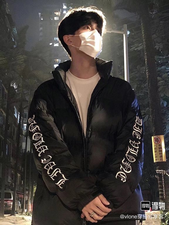 430 Vlone double arm black and silver gothic letters logo down jacketBlack is the color that will not go wrong in winter, black down jacket with silver embroidery embellishments, winter out cool and warm, long wear not t