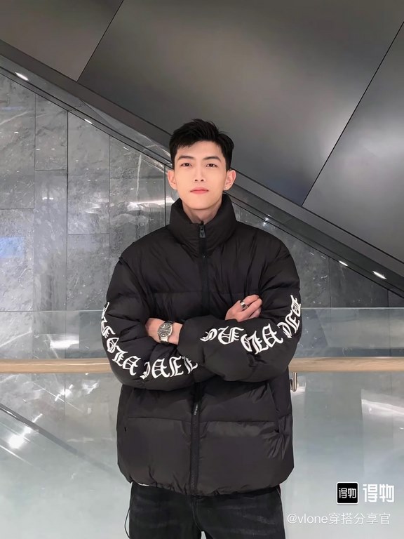 430 Vlone double arm black and silver gothic letters logo down jacketBlack is the color that will not go wrong in winter, black down jacket with silver embroidery embellishments, winter out cool and warm, long wear not t