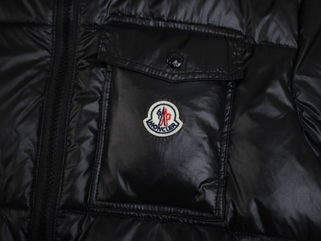 475#M05 Moncler Moncler Hidden Lapel Webbing Montbeliard Collection Ski Season Solid Color Hooded Short Thermal Down Jacket Men's BlackModern style jacket down jacket, a glance can feel the texture and fashion, just look