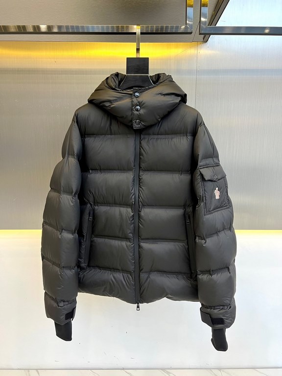 Moncler Moncler (Pure Goose Down) Vezere Short Men's Loose Fit Down Jacket Jacket The men's Vezere short down jacket is a basic warmth piece with Moncler's style signature.The Vezere down jacket is made from a longue sai