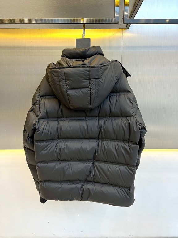 Moncler Moncler (Pure Goose Down) Vezere Short Men's Loose Fit Down Jacket Jacket The men's Vezere short down jacket is a basic warmth piece with Moncler's style signature.The Vezere down jacket is made from a longue sai