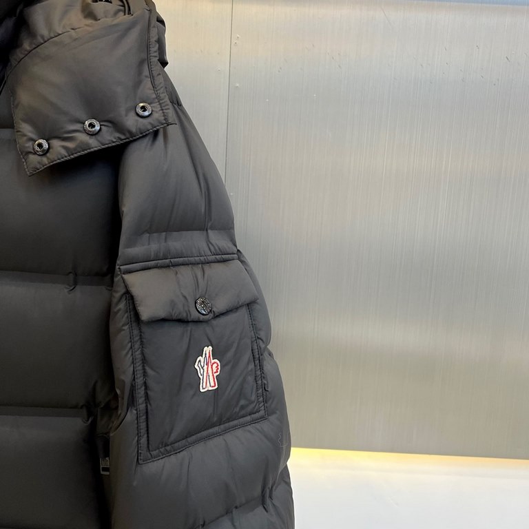 Moncler Moncler (Pure Goose Down) Vezere Short Men's Loose Fit Down Jacket Jacket The men's Vezere short down jacket is a basic warmth piece with Moncler's style signature.The Vezere down jacket is made from a longue sai