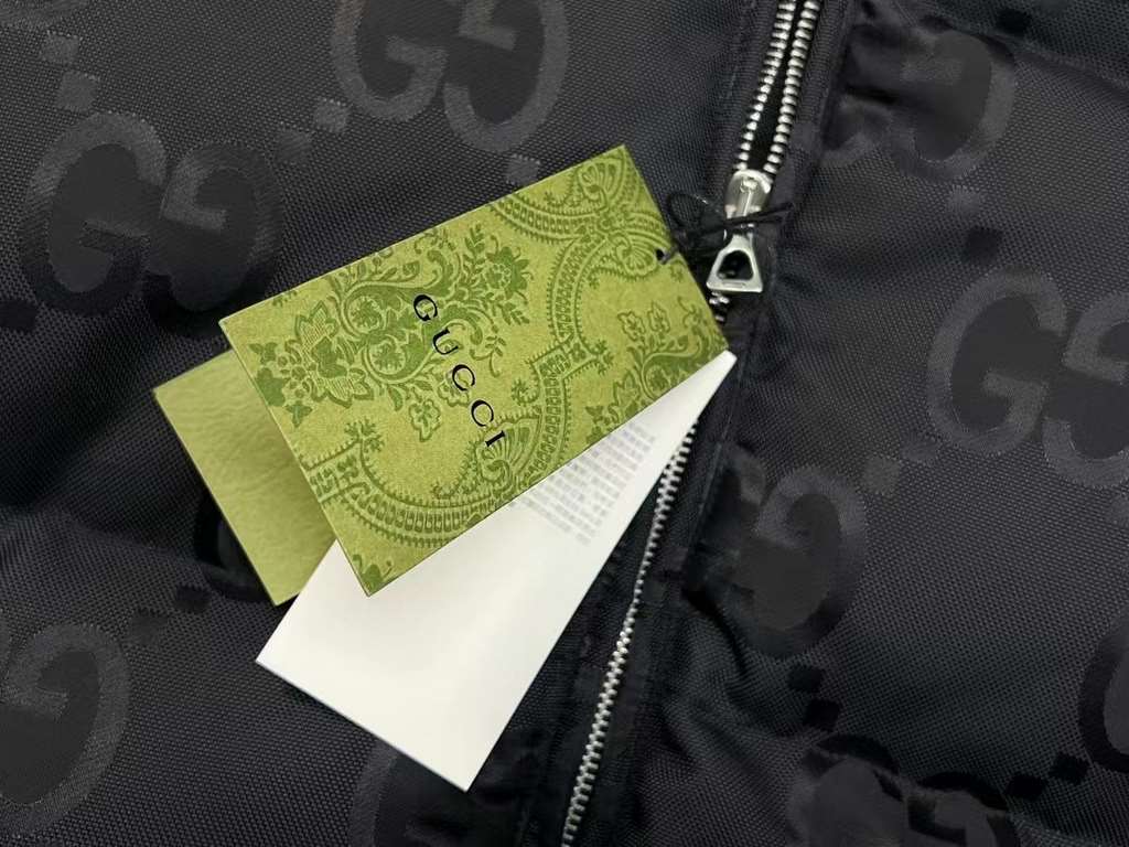 p570 model number D726-white background pictureGucci Gucci Full Print Logo Down JacketMade of high-tech windproof waterproof canvas material, high standard 90% duck down filling, full width classic interlocking double G 