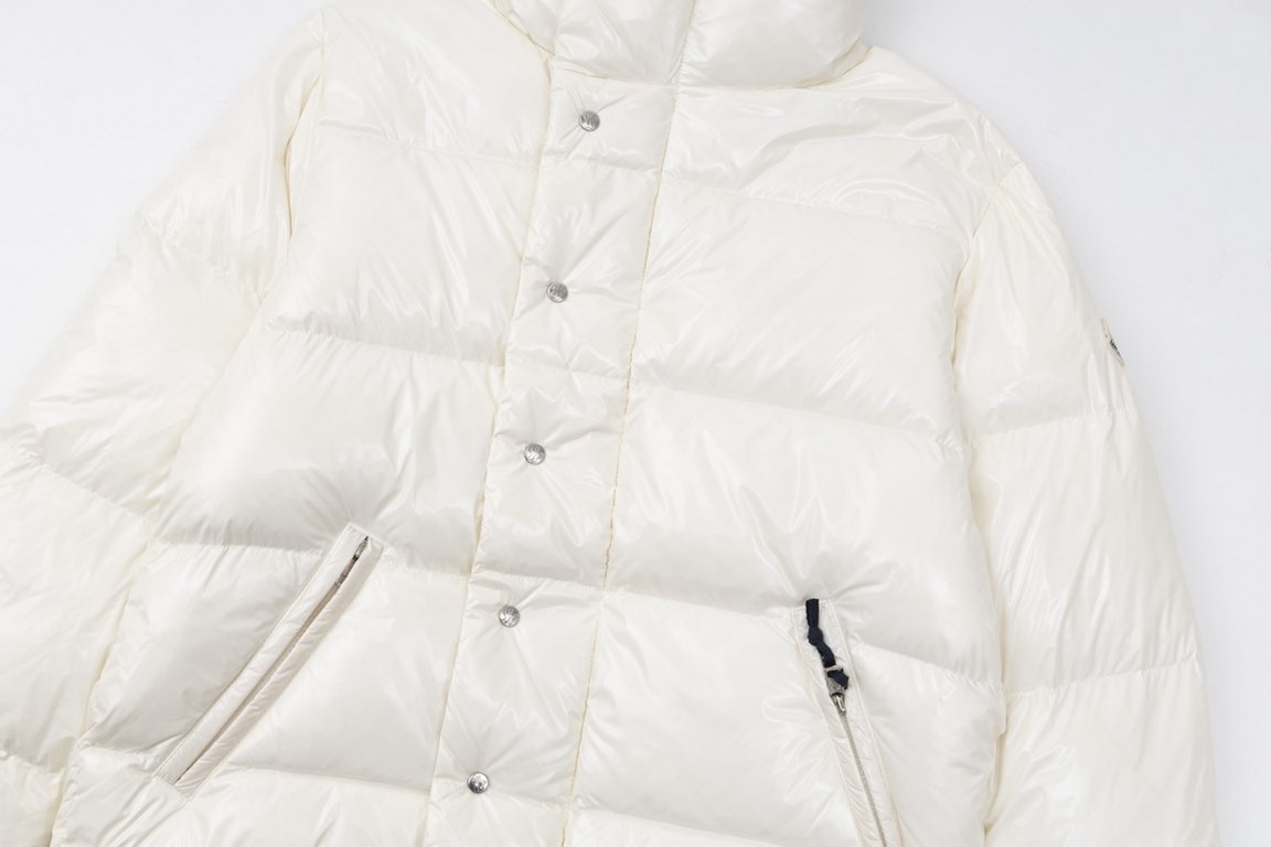 535Model number E65Moncler   Moncler 23SS Winter Standing Collar Down Jacket!This counter listing is a steal, the short section is the most sought-after models, this is definitely the king of down jacket, to meet all the