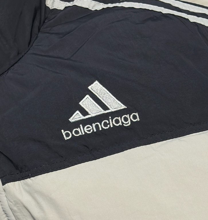 470 Balenciaga x Adidas Parisian family co-branded models Adidas three bar down jacket The latest co-branded series of down jacket, casual style men and women can be, 500g high down filling, thick and full, the differenc