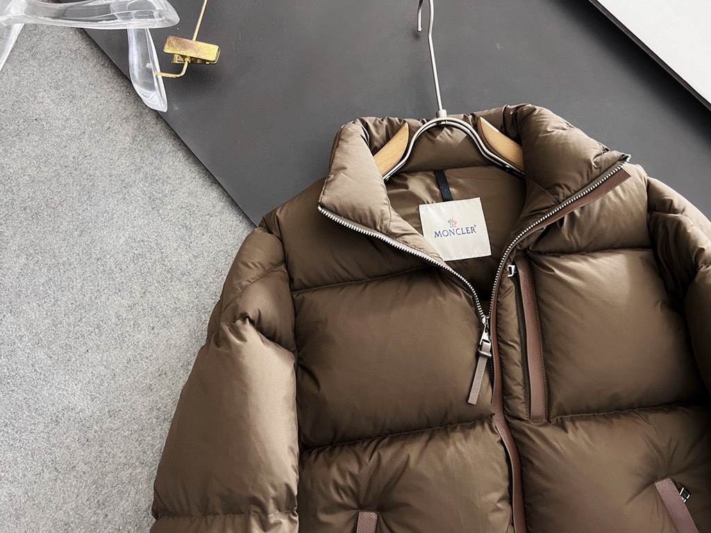 Down jacket - P910) annual warranty  Mon High Edition. (Cannon Matte Curry) trade orders Patchwork leather details embellished men's hidden hood collar short down jacket lapels pockets details using patchwork leather tec