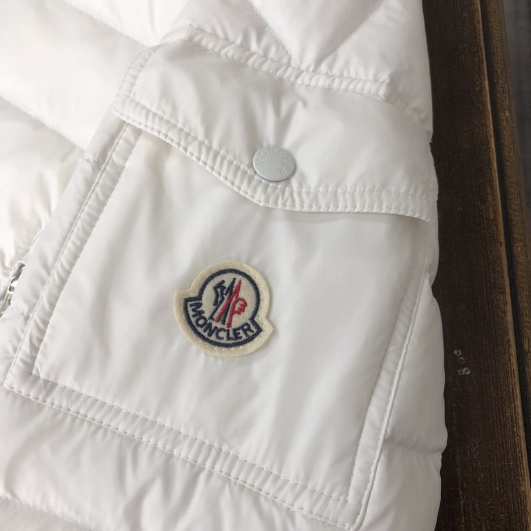 P660.Moncler Moncler 2023 Latest Hooded Down Jacket New on Official Website   A masterpiece of classic Moncler design, the Galion down jacket is made from the iconic nylon laqué fabric. The hood is engraved with the icon