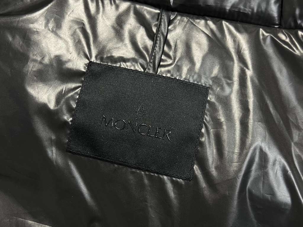 ( 525 correct version top replica)Detailed image of the '22 Moncler Moncler Mouth Black Knight Tricolor Short Down Jacket Embossed Doorstop Down Jacket Breaded JacketThe official website is out of stock The embossed plac