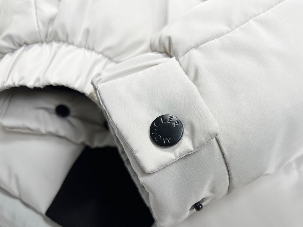 ( 525 correct version top replica)Detailed image of the '22 Moncler Moncler Mouth Black Knight Tricolor Short Down Jacket Embossed Doorstop Down Jacket Breaded JacketThe official website is out of stock The embossed plac