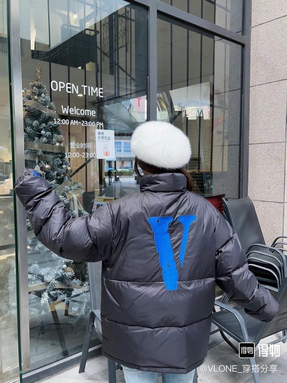 430 Vlone Classic Big V Logo Klein Blue Embroidered Down JacketImported 45D cotton memory matte fabric, feel comfortable and smooth, wear resistance is better, the new national standard 80 zero white duck down, 350 grams