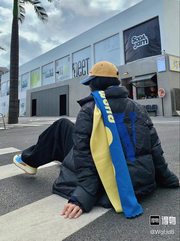 430 Vlone Classic Big V Logo Klein Blue Embroidered Down JacketImported 45D cotton memory matte fabric, feel comfortable and smooth, wear resistance is better, the new national standard 80 zero white duck down, 350 grams